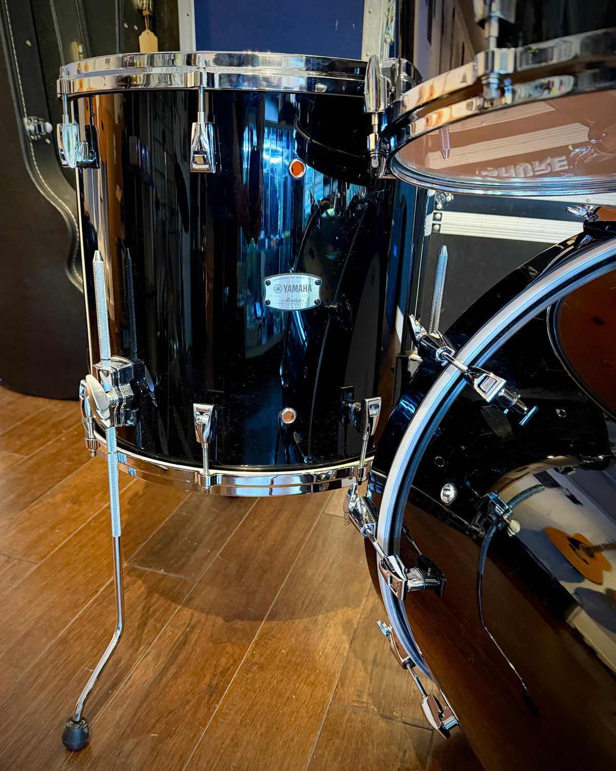 Yamaha AM2F40J Absolute Hybrid Maple 10/12/16/22 4-piece Drum Set - Solid Black