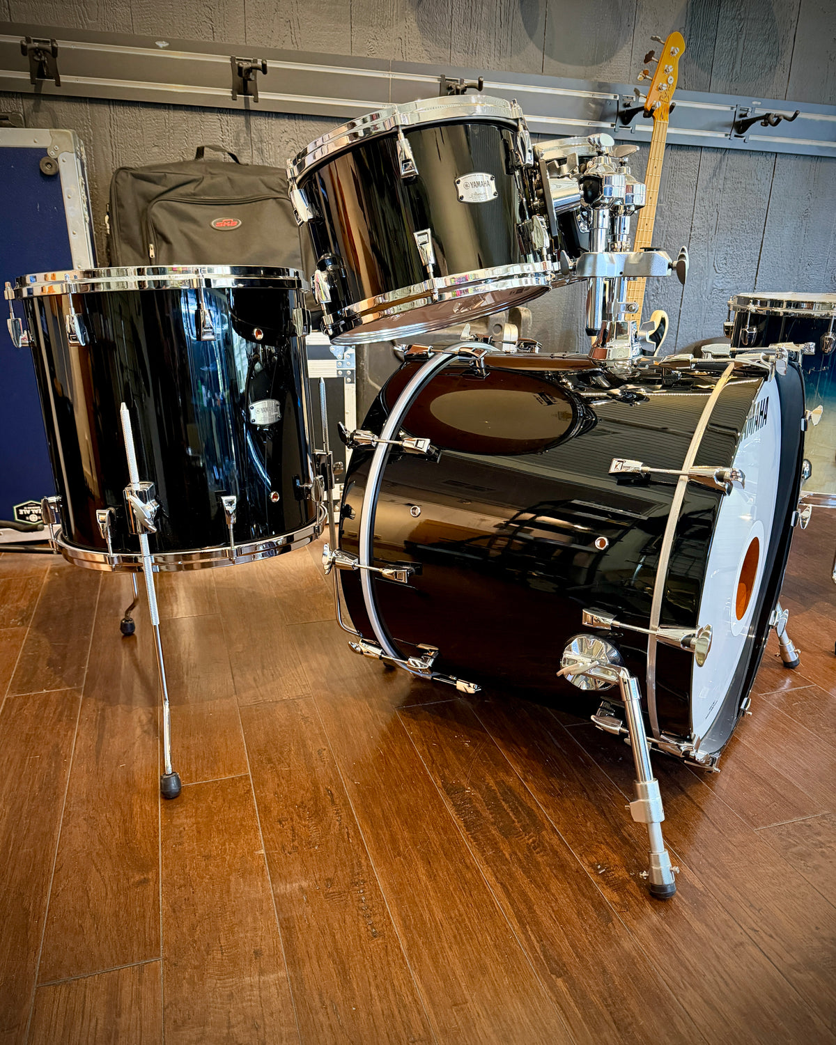 Yamaha AM2F40J Absolute Hybrid Maple 10/12/16/22 4-piece Drum Set - Solid Black
