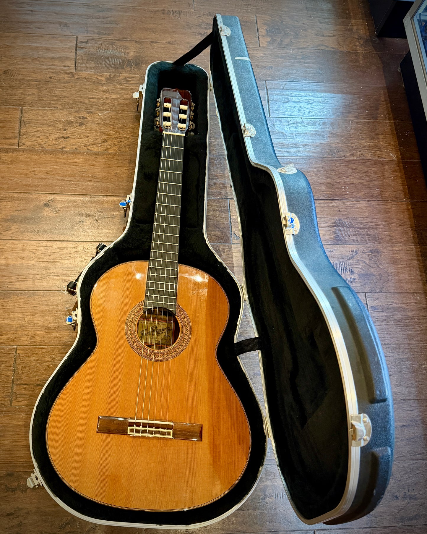 Ramirez R4 Classical Guitar 2001 w/ SKB Hardshell Case