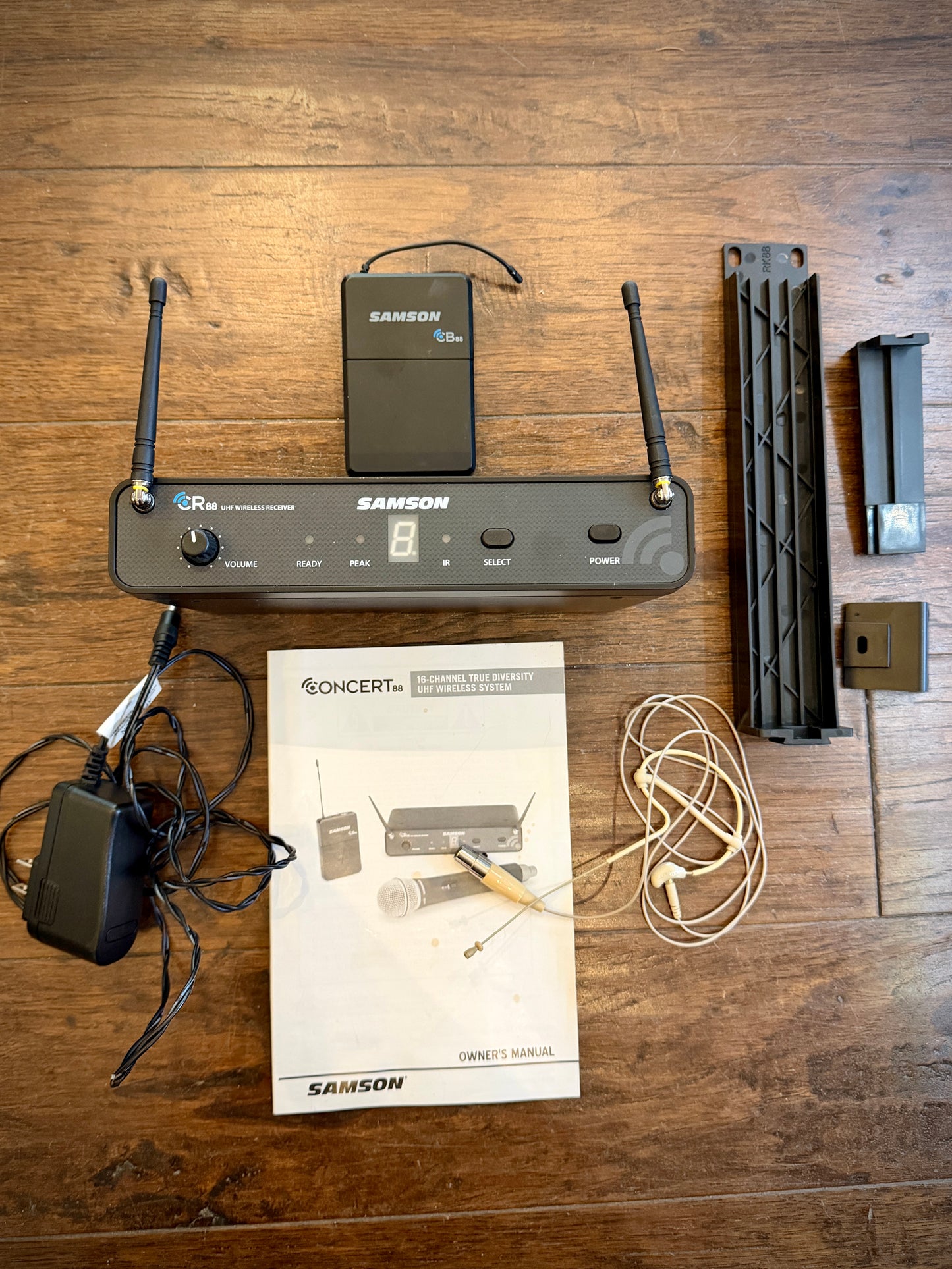 Samson Concert 88 16-Channel True-Diversity UHF Wireless Earset Mic System - C Band (542-566 MHz)