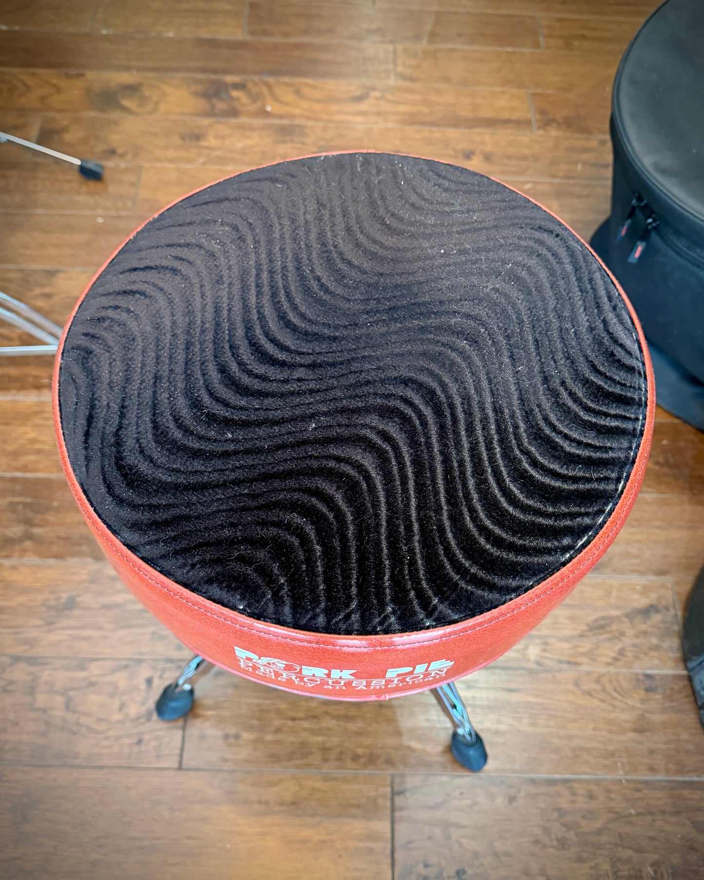 Pork Pie Round Drum Throne Red with Black Swirl Top