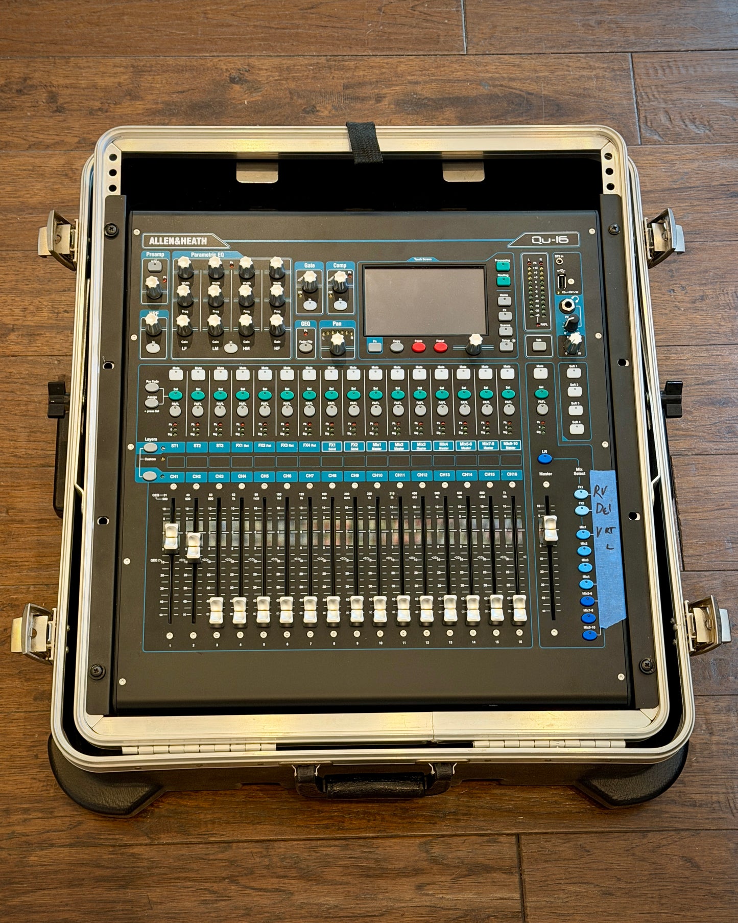 Allen & Heath QU-16C Chrome Edition 16-Channel Digital Mixer