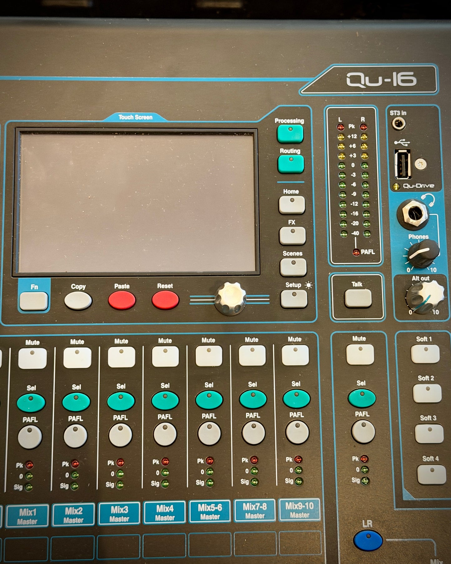 Allen & Heath QU-16C Chrome Edition 16-Channel Digital Mixer