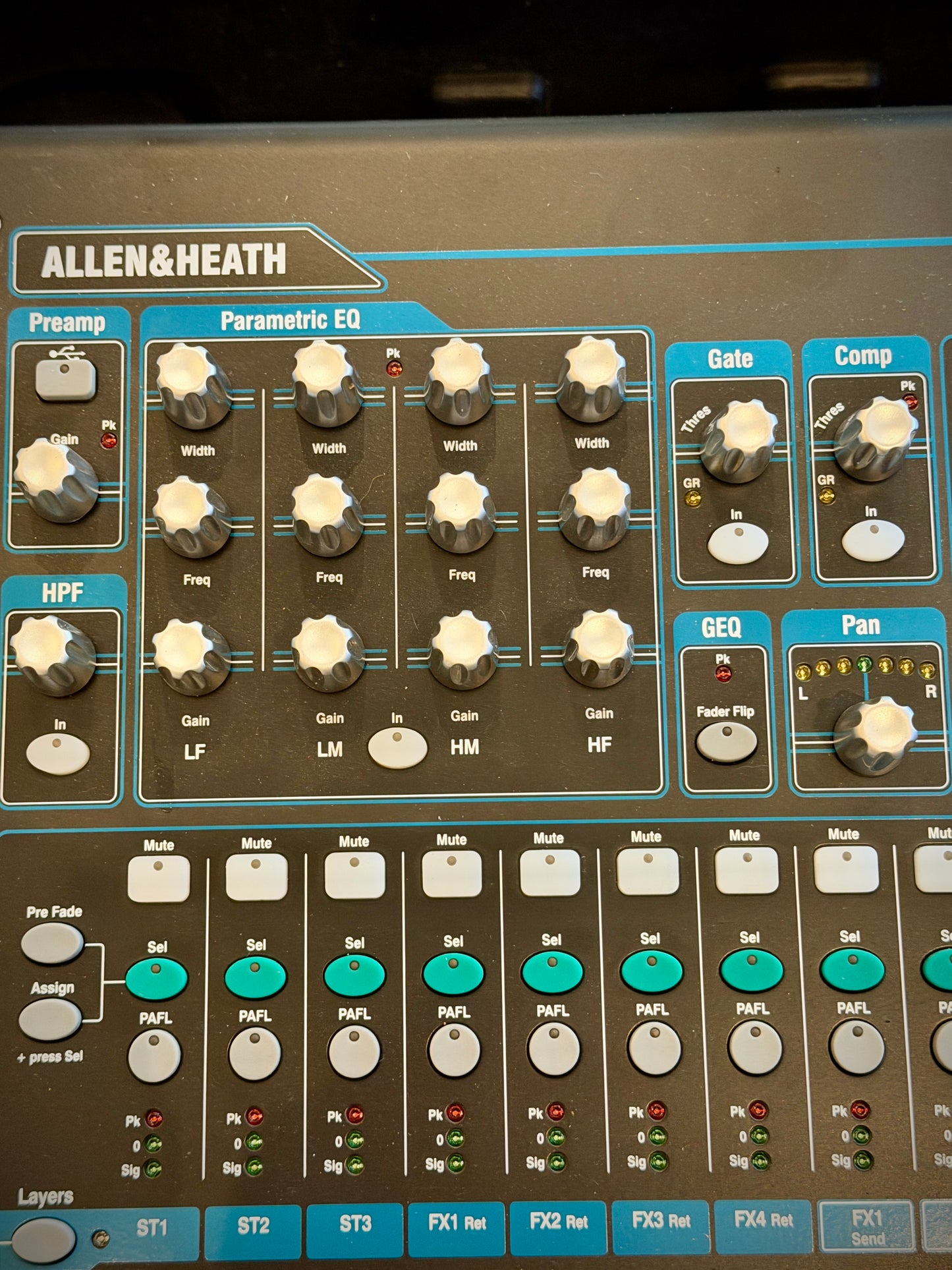 Allen & Heath QU-16C Chrome Edition 16-Channel Digital Mixer