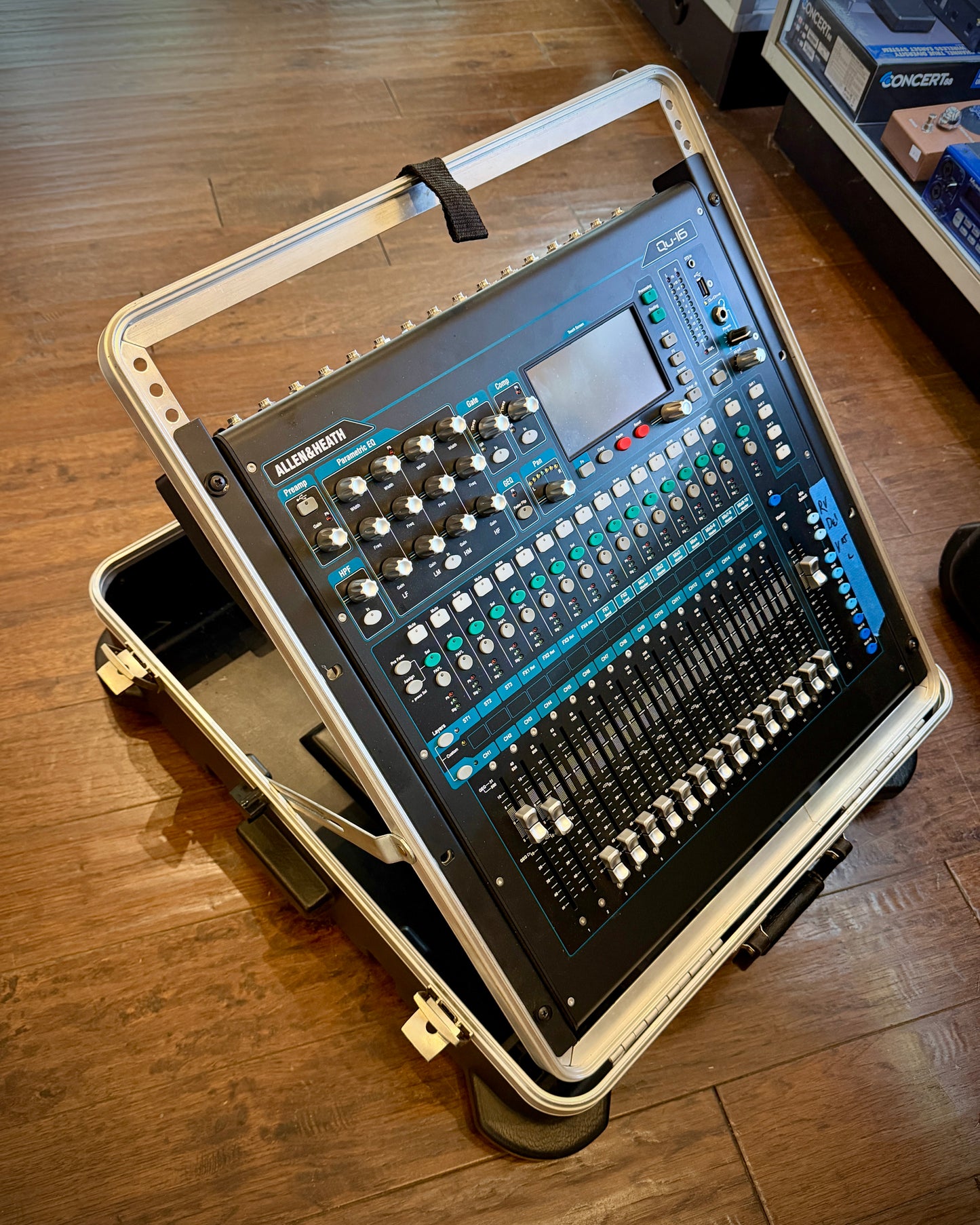Allen & Heath QU-16C Chrome Edition 16-Channel Digital Mixer